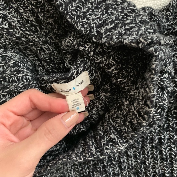 Urban Outfitters Turtle Neck Sweater - Picture 3 of 3